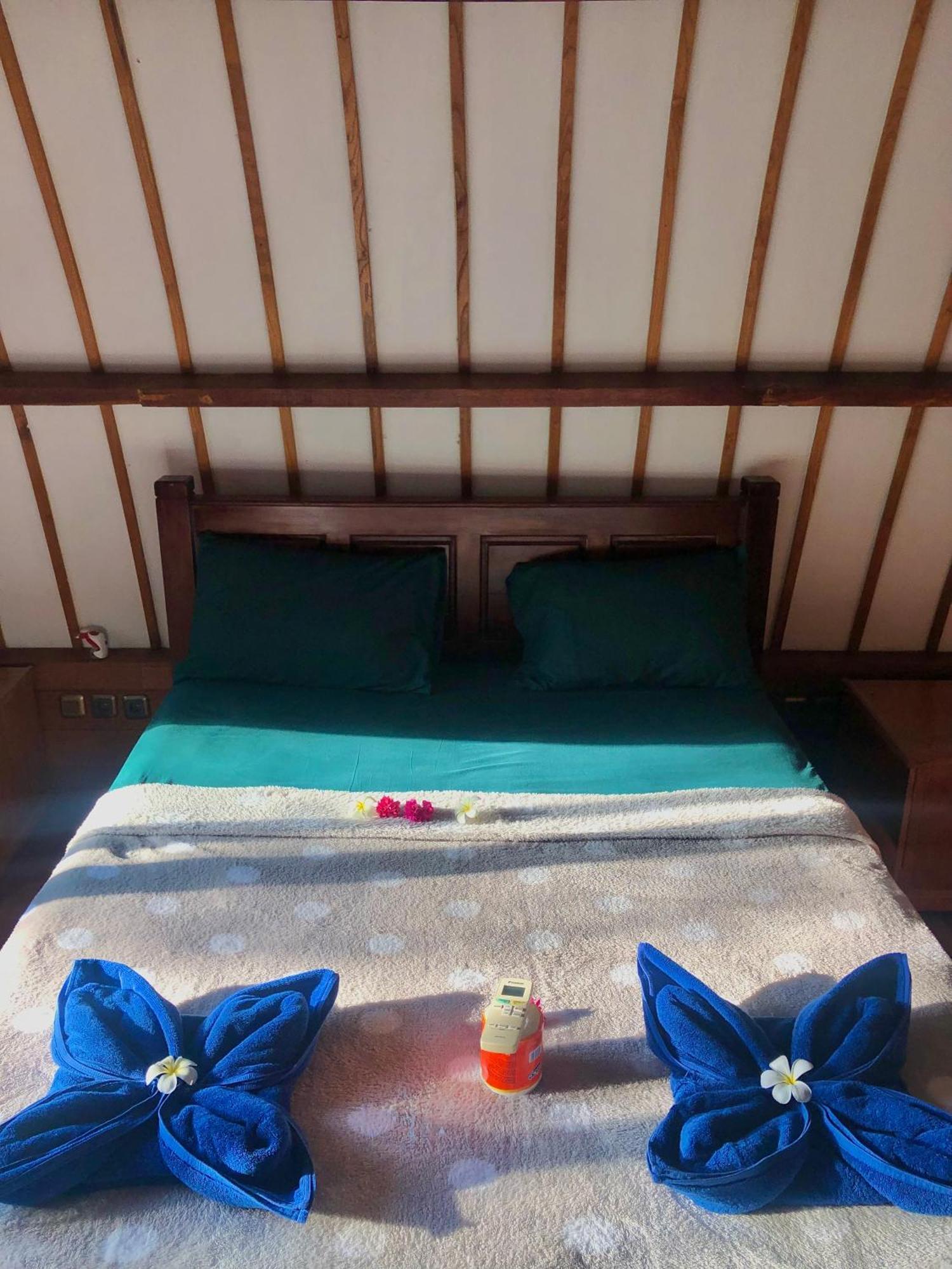 Blue Moon Meno Hotel Gili Meno Exterior foto